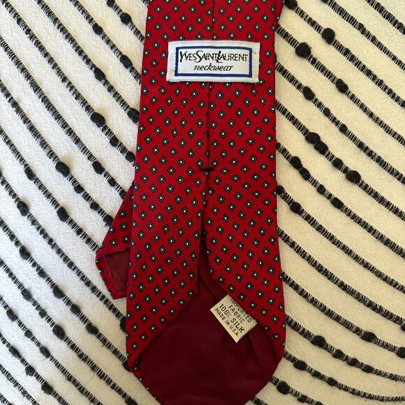 Yves Saint Laurent | Vintage Red Silk Necktie with Diamond Motif - Picture 3 of 5
